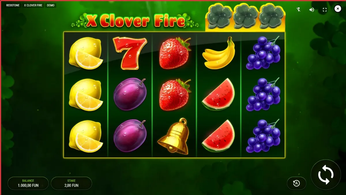 Interface do jogo de slot X Clover Fire com símbolos de frutas e trevos em chamas